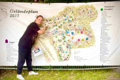 Uns findet man hier!
