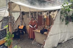 Lissy unter dem dampfenden Zelt